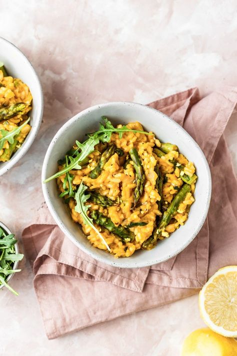 Lemon Risotto with Asparagus (Vegan) - NattWrobel Lemon Asparagus, Risotto Rice, Vegan Parmesan, Arugula, Juicing Lemons, Asparagus, Great Recipes, Food Photography, Lemon