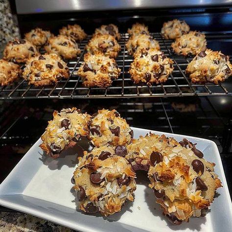 Keto Magic Cookies Keto Magic Cookies, Magic Cookies, Joy Cookies, Almond Joy Cookies, Keto Easy, Free Keto Meal Plan, Quick Treats, Points Recipes, Low Carb Treats