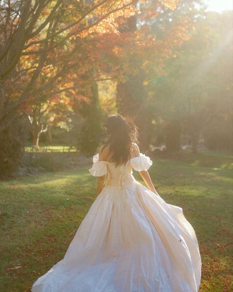 Fairytale Photography Princesses, Cottage Core Photoshoot, Pre Debut Photoshoot, Whimsical Photoshoot, Princess Shot, Quince Pictures, Prom Photography Poses, Princess Photo Shoot, Bridgerton Aesthetic