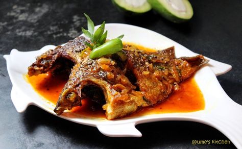 Ume's Kitchen: Tilapia fish curry with raw mango - A Bengali fish recipe Fishball Recipe, Bengali Fish Recipes, Bengali Cuisine, Bengali Recipes, Tilapia Fish, Fish Recipes Baked, Dinner Today, Bengali Food, Master Board