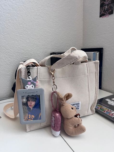 taking pookie out to run errands 🫶🏼 #enhypen #enha #heeseung #kuromi #pcholder #sanrio #kpop #photocards #bag Concert Bag Ideas, Whats In My Bag Kpop, Concert Bag Essentials Kpop, Concert Bag, Kpop Bag, Kpop Bag Aesthetic, Photocard On Bag, Kpop Photocard, Kpop Bags Aesthetic