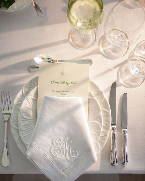 Wedding Dinner Napkins, Lime Green Weddings, Monogrammed Wedding Napkins, Elegant Place, Spring Wedding Ideas, Monogrammed Linens, Southern Kitchens, Monogrammed Napkins, Wedding Place Settings