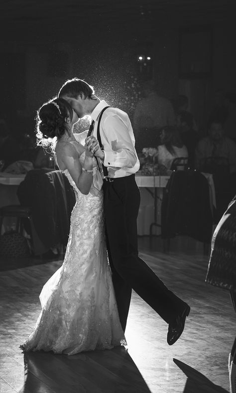 First Dance Picture, Wedding Foto Ideas Creative, Last Dance Wedding Photo, First Dance Poses, Wedding Dance Floor Photography, Private Last Dance Wedding Photo, Wedding Photography First Dance, Wedding Photography Dancing, Wedding Pictures Reception