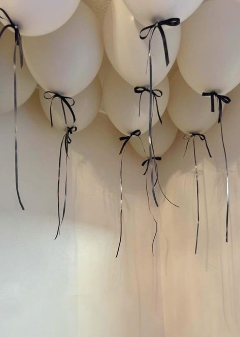 Nude Balloons Decoration, White Balloons Black Ribbon, White Balloons With Black Ribbon, Bachelorette Balloon Ideas, Black And White Coquette Birthday, Black And White Aesthetic Birthday, Birthday Decor Black And White, Apartment Birthday Party, Black And White Birthday Decorations