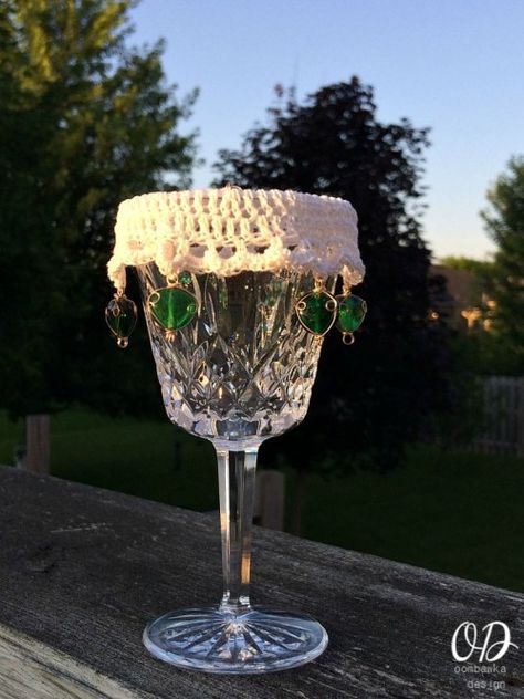 Keep the bugs out of your yummy summer drinks with this pretty and functional wine glass cup cover. Crochet Dreams, Drink Covers, Crochet Coasters Free Pattern, Crochet Cup Cozy, Wine Glass Crafts, All Free Crochet, Crochet Kitchen, Pretty Beads, Crochet For Home