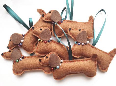 Sausage Dog Christmas, Doxie Mom, Christmas Dachshund, Felt Crafts Christmas, Dachshund Gifts, Dachshund Christmas, Felt Decorations, 자수 디자인, Felt Christmas Ornaments