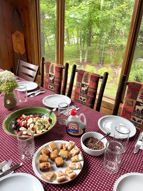 Cabin Aesthetic With Friends, Cabin Trip Food, Fall Cabin Aesthetic, Cabin Trip With Friends, Cabin With Friends, Cabin Breakfast, Cabin Birthday, Cabin Party, Maple Pancakes