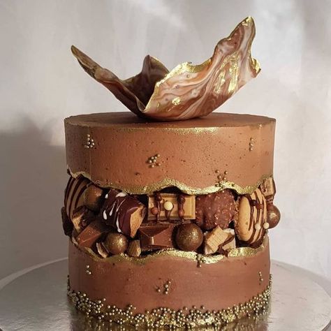 Chocolate Fault Line Cake, Fault Line Cake, Chocolate Cake Designs, Desserts Keto, Elegant Birthday Cakes, Simple Cake Designs, Cake Decorating Piping, Chocolate Cake Decoration, Creative Cake Decorating