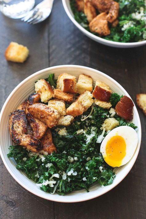 Kale Salad with Chicken, Croutons and Soft Boiled Eggs Soft Boiled Eggs Recipe, Salad With Chicken, Ranch Salad Dressing, Diner Recept, Boiled Chicken, Soft Boiled Eggs, Kale Salad, Picky Eater Recipes, Marinated Chicken