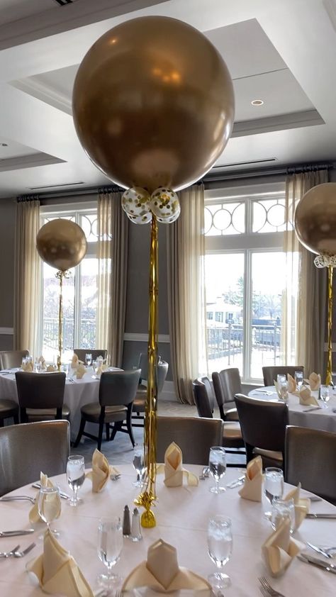 fashion_balloons on Instagram: Jumbo balloon centerpieces in chrome gold with confetti balloons and tassels. Can a centerpiece get any better🤩🤩🤩 #jumboballloon… Circle Centerpieces With Balloons, Gold Balloon Table Centerpieces, Twinkle Lights Party Decor, Ballons Center Piece, Balloons On Sticks Centerpiece, Centerpiece Balloon Ideas, Tall Balloon Centerpieces, Big Balloon Centerpiece, Wedding Balloon Centerpieces