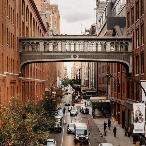 The Chelsea Market skybridge crosses above 15th Street near Tenth Avenue in Manhattan. It was built in 1930 to connect the Nabisco factory… Chelsea Nyc, Chelsea New York, New York City Manhattan, Chelsea Market, Nyc Aesthetic, Nyc Design, Quotes Celebrities, Education Architecture, Nyc Trip