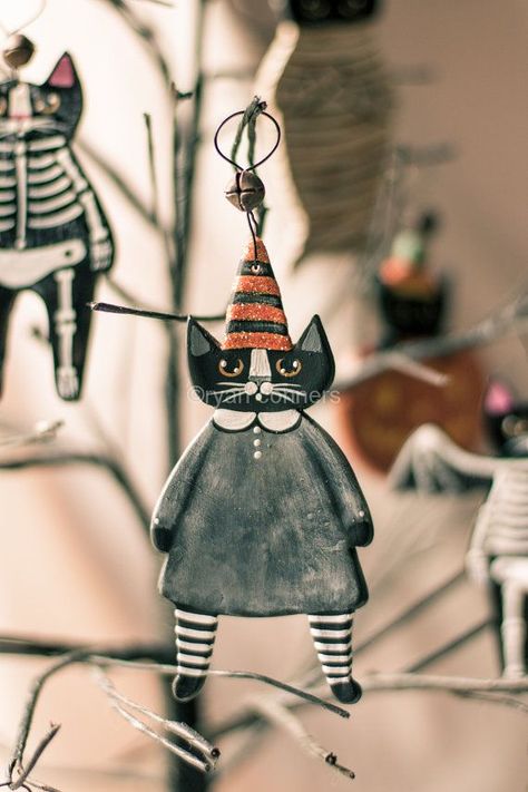 Folk Art Ornament, Clay Christmas Decorations, Halloween Clay, Chat Halloween, 강아지 그림, Witch Cat, Clay Ornaments, Clay Animals, Cat Halloween