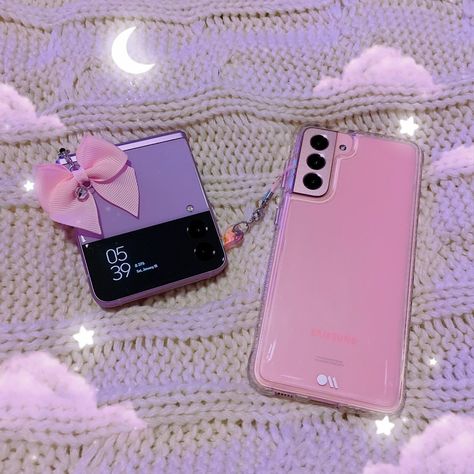 Samsung Pink Phone, Flip Phone Aesthetic, Samsung Pink, Korean Phone Cases, Apple Watch Hacks, Samsung Gadgets, Capas Samsung, Samsung Z Flip, Aesthetic Galaxy