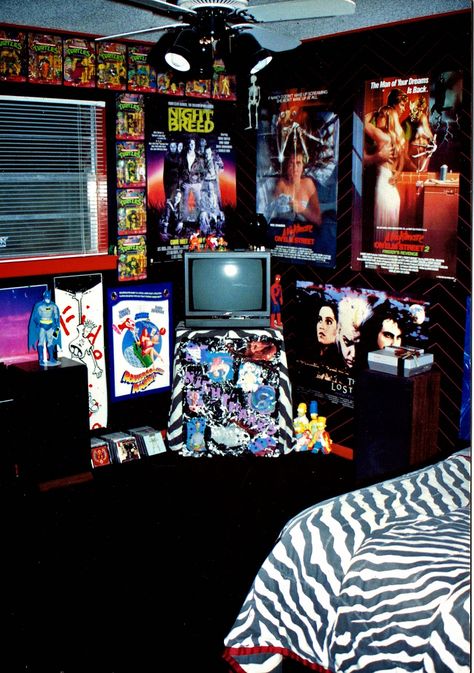 90s Bedroom Ideas, 90s Bedroom Decor, 90s Bedroom Aesthetic, Horror Bedroom, Punk Bedroom, Punk Room, 90s Bedroom, Horror Room, 90s Decor