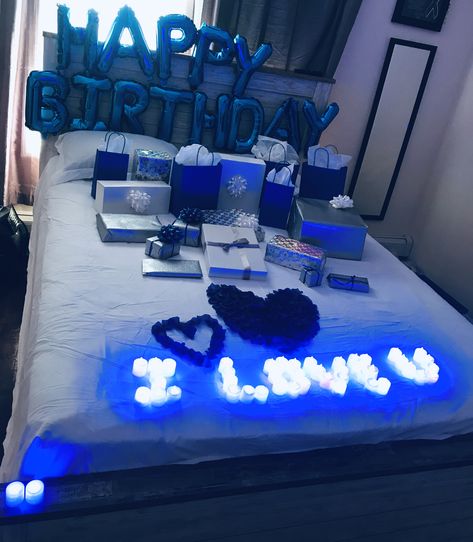 Boyfriend Birthday Surprise, Boyfriends Birthday Ideas, Romantic Room Surprise, Surprise Birthday Decorations, Cute Anniversary Gifts, Surprise Boyfriend, Birthday Room Decorations, Romantic Date Night Ideas, Birthday Surprise Boyfriend