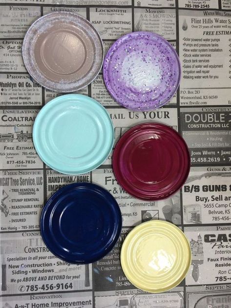 tin can lid ornaments, Paint lids in different colors Can Lid Christmas Ornaments, Christmas Ornaments For Seniors To Make, Can Lid Ornaments, Soup Can Crafts, Lid Ornaments, Painting Rooms, Altered Jars, Easy Christmas Ornaments, Recycle Cans