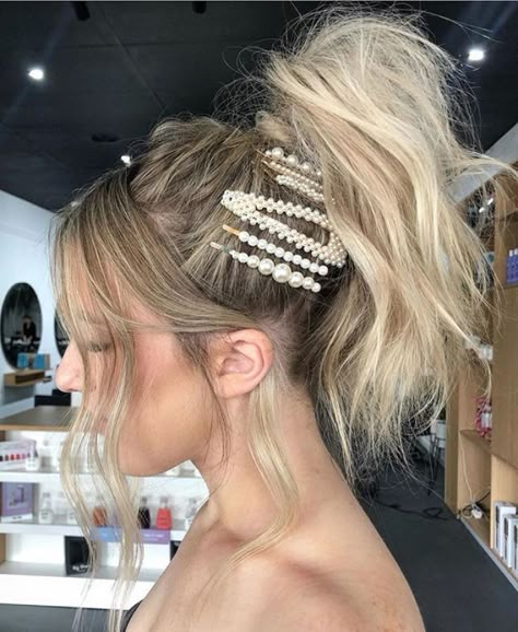 High pony, fully accessorized. #highpony #ponytail #hairaccessories Barrets Hairstyles, How To Wear Barrettes, How To Wear Hair Clips, Messy Ponytail Hairstyles, Balayage Blond, Clip Hairstyles, Messy Bun Hairstyles, Pearl Hair Clip, Snap Clips