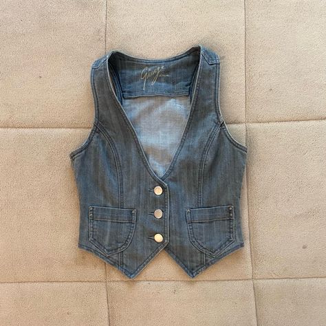 Y2K 2000s Mini Light Wash Denim Waistcoat / Vest With Pockets #y2k #y2kfashion #2000s #2000sfashion #vest #depop #depopamplified #depopseller Mini Vest Pattern, Jean Vest Aesthetic, Women Denim Vest, Red Denim Vest Outfit, Mini Denim Vest Outfit, Denim Vests For Women, Vest Outfits Denim, Harry Styles Vest Outfit, Diy Denim Vest From Jeans