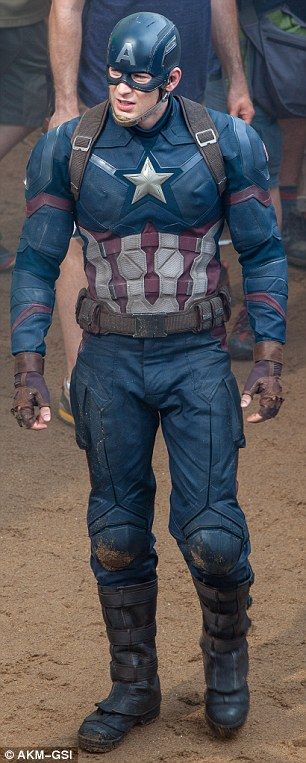 Captain America Helmet, Captain America Outfit, Chris Captain America, Futuristic Outfits, Captain America Suit, Hawkeye Comic, Marvel Young Avengers, Captain America Cosplay, Couple Cosplay