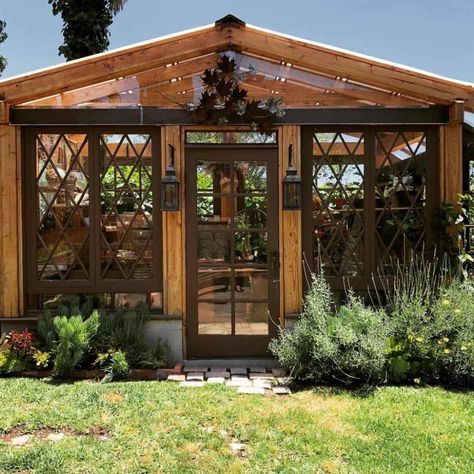 She Shed Exterior Ideas, She Shed Exterior, Rustic She Shed, Shed Exterior, Shed Exterior Ideas, She Shed Craft Room, She Shed Ideas, Sheds Ideas Backyard, Farmhouse Sheds