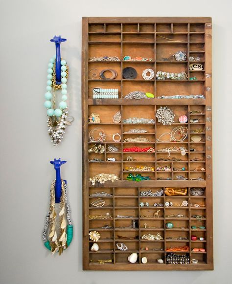 9 Creative Ways to Use an Old Wooden Printer Tray Yard Sale Jewelry Display, Letterpress Drawer, Jewerly Organizer, Jewelry Storage Diy, Creative Closets, Printers Drawer, Diy Marble, Printers Tray, Jewelry Organizer Diy