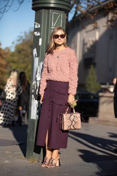 Pink Top Outfit, Stylish Street Style, Burgundy Skirt, Fall Fashion Trends Women, Pink Outfits, Fall Winter Outfits, Look Fashion, Autumn Winter Fashion, Chic Outfits