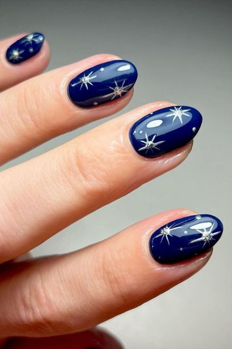 Navy blue nails adorned with silver stars by @nicolarose_beauty offer a distinct allure, radiating a unique and sophisticated vibe that sets them apart from their golden counterparts. Don't miss out on the ultimate navy blue nail inspiration! Head to Nailustrous now to explore our latest article showcasing the best 25 Navy Blue Nails design ideas. Blue Nails Design Ideas, Blue Nail Inspiration, Navy And Silver Nails, Blue Nails Design, Navy Nails Design, Navy Blue Nail Designs, Blue Nail Design, Sliver Nails, Blue And Silver Nails