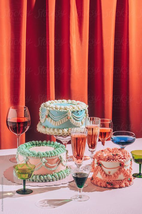 Retro Dessert Table, Mid Century Cocktail Party, Vintage Cake Photography, Vintage Cocktail Aesthetic, Vintage Party Aesthetic, Party Reference, 50s Cocktail Party, 60s Cocktail Party, 1960s Cocktail Party