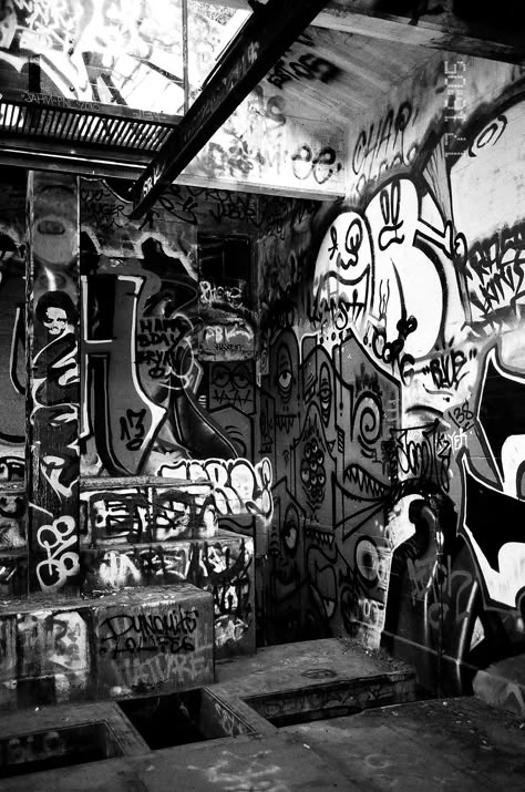 follow me on tumblr for more: howinkontheskin Graffiti Aesthetic Street Art, Underground Pictures, Graffiti Black And White, Berlin Graffiti, Black And White Graffiti, Street Art News, Graffiti Wallpaper Iphone, Street Art Photography, Urban Aesthetic