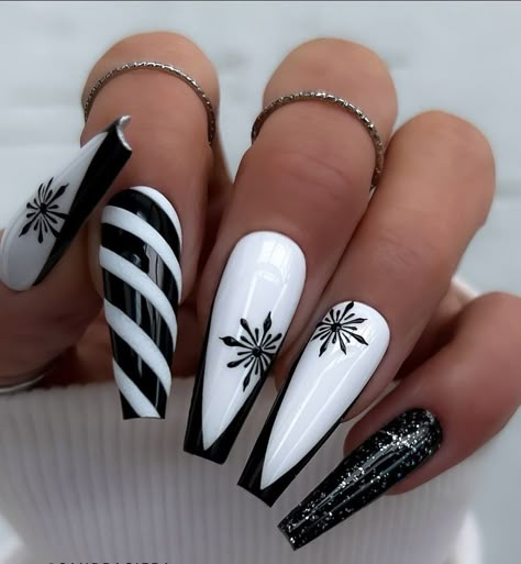 Black And White Holiday Nails, Clean Girl Summer, Nail Painting, Art Deco Nails, Sassy Nails, Fancy Nails Designs, Classy Acrylic Nails, Pretty Nail Art Designs, Pretty Nail Art