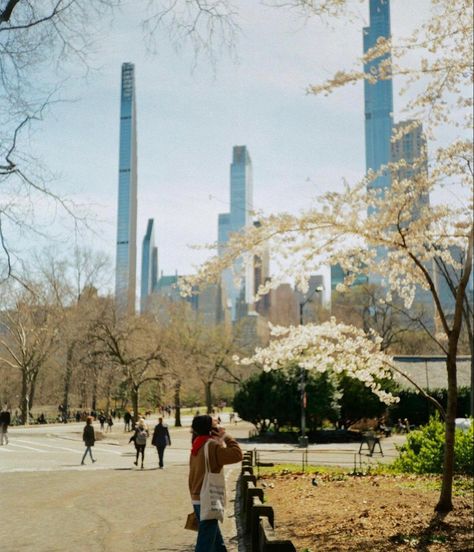 35mm film, nyc in spring, nyc on film, nyc film Nyc In Spring, Nyc On Film, Spring Nyc, Nyc Spring, Nyc Baby, Nyc Summer, Empire State Of Mind, Nyc Aesthetic, Nyc Art