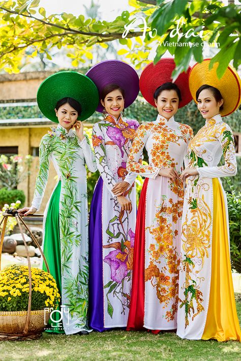 Ao Dai - The traditional dress of Vietnam. Vietnam Culture Traditional Dresses, Vietnam Fashion Outfits, Vietnamese Traditional Clothing Women, Vietnam Traditional Dress, Traditional Vietnamese Clothing, Vietnamese Wedding Dress, Ao Dai Vietnamese, Moda China, Vietnamese Fashion