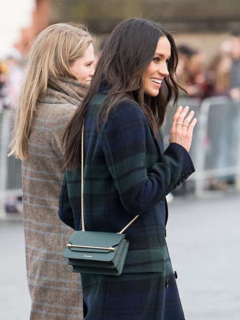 Meghan Markle Wearing the Strathberry East/West Leather Crossbody Bag Τσάντες Louis Vuitton, Crossbody Bag Outfit, Princ Harry, Celebrity Bags, Burberry Coat, Favorite Handbags, Edinburgh Scotland, Influencers Fashion, Branded Handbags