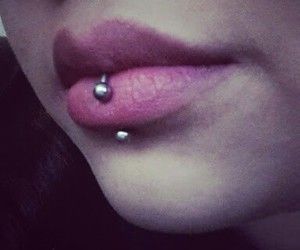 Nose Piercing Ideas, Lower Lip Piercing, Lips Piercing, Vertical Labret Piercing, Mouth Piercings, Types Of Facials, Piercing Labret, Nostril Ring, Medusa Piercing