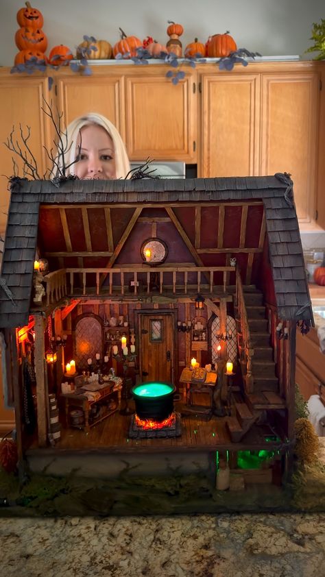 Old Doll House Halloween, Witchy Dollhouse Diy, Scary Dollhouse Diy, Halloween Tiny House, Haunted Doll House Furniture, Halloween Diaroma Ideas, Hocus Pocus Dollhouse, Witch Cottage Dollhouse, Halloween Dollhouse Miniatures