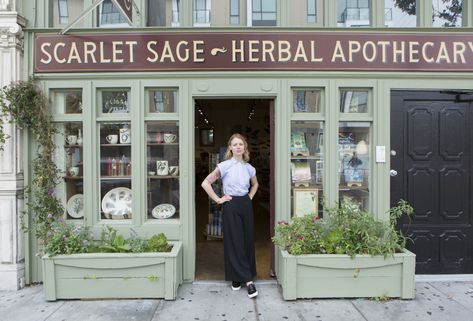 We toured The Scarlet Sage Co. and spoke with owner, Laura Ash about herbal remedies, the future of the industry and the healing powers of her personal wellness routine. Home Apothecary Aesthetic, Herbalist Accessories, Herbal Shop Ideas, Herbal Shop Interior, Herbalist Shop Design, Herbalist Storage Ideas, Herbalist Workspace, Herbalist Lifestyle, Herbal Decor