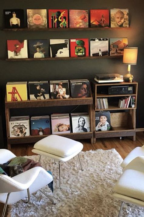 Vous avez envie de créer une déco qui vous ressemble? Et si vous vous inspiriez de vos goûts musicaux pour créer une décoration à votre image. Sur le blog, je vous parle de style rock et je vous donne des idées pour soignez les détails de votre déco #décoration #StyleRock #Rock #RockNRoll #détails #détaildéco #étagère #vinyle #album #pochette Casa Rock, Vinyl Record Room, Home Music Rooms, Vinyl Room, Record Room, Music Room Decor, Audio Room, Vinyl Record Storage, Dekorasi Kamar Tidur