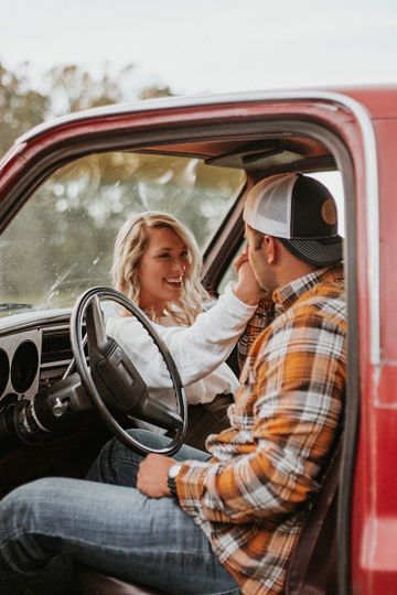 Country Couple Pictures, Country Engagement Pictures, Shooting Couple, Haircut Selfie, Photo Hijab, Cute Country Couples, Truck Photo, Country Couples, Engagement Pictures Poses