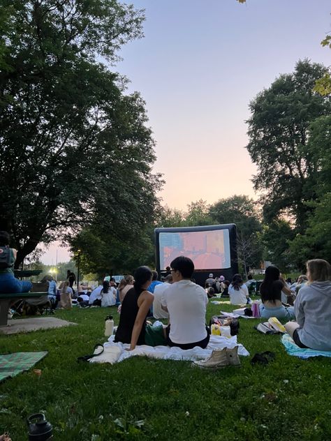 outdoor movie, park, movie in park, summer activities, summer aesthetic Outdoor Movies Aesthetic, Summer Theatre Aesthetic, Outdoor Cinema Aesthetic, Outdoor Movie Aesthetic, Outdoor Activities Aesthetic, Summer Movies Aesthetic, Summer Cookout Aesthetic, Summer Aesthetic Canada, Summer Aesthetic Activities