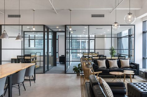 Modern Office Design Inspiration, Office Design Concepts, Photography Studio Spaces, Coworking Space Design, Interior Kantor, Commercial And Office Architecture, Cool Office Space, Office Design Inspiration, Modern Office Space