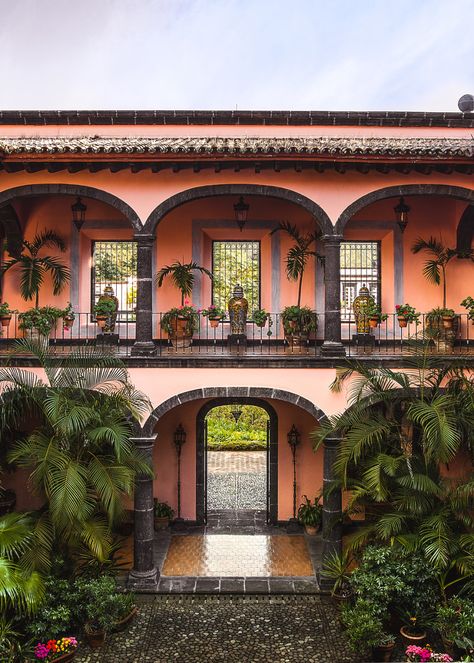 Hacendia Style Home, Mexico Hacienda Style Homes, Mexican Courtyard Hacienda Style, Hacienda Style Interior, Mexican Rancho Aesthetic, Mexican Houses Exterior Haciendas, Hacienda Aesthetic, Mexico House Mexican Style, Hacienda Exterior