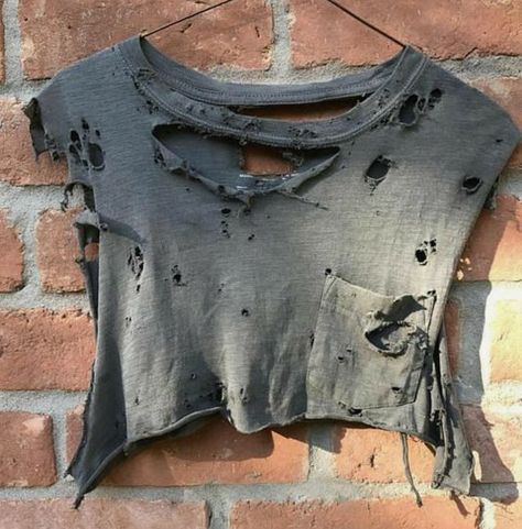 Distressed Outfit, Ladies Crop Top, Diy Cut Shirts, Ropa Upcycling, Ripped Shirts, Crop Top Summer, Diy Vetement, Kleidung Diy, Samana