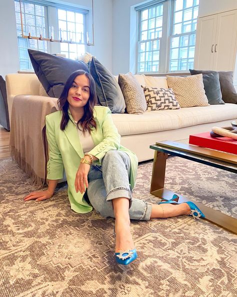 Blazer Verde Limon Outfit, Lime Blazer Outfit, Lime Green Shoes Outfit, Amina Muaddi Shoes Outfit, Lime Green Blazer Outfit, Amina Muaddi Outfit, Blue Heels Outfit, Outfit Viernes, Green Shoes Outfit