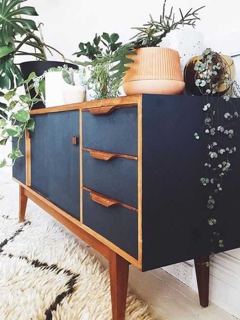 Mid century modern boho rustic Scandinavian plants Century Bed, Modern Apartment Decor, Mid Century Bedroom, Apartment Decoration, Mid Century Modern Bedroom, Decor Studio, Office Lighting, Retro Home Decor, Flipping Furniture