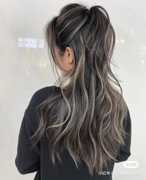 Rambut Brunette, Black Hair Balayage, Hair Color Underneath, Brown Hair Looks, Brown Hair Inspo, Fesyen Rambut, Brunette Hair With Highlights, Balayage Hair Dark, Vlasové Trendy