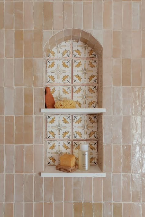 Bathroom of the Week: Terra-Cotta Tile Warms a Primary Bathroom Spanish Shower Tile Ideas, Cottage Bathroom Shelves, Custom Shower With Bench, California Bathroom Style, Showers With Niches, Kids Shower Ideas Bathroom, Farmhouse Bathroom Shower Tile, Vintage Shower Tile Ideas, Vintage Shower Tile