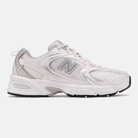 Keeping it cosy #NewBalance #NewBalance530 #NewBalance530White #NewBalanceWhite #WhiteSneakers #TwinkleWithYou #SummerTrends2022 #AutumnTrends2022 #Twinkle20387 Basket New Balance, New Balance For Men, Sneaker New Balance, Zapatillas New Balance, New Balance White, Lit Shoes, Sneaker Sale, Skateboarder, New Balance Sneakers