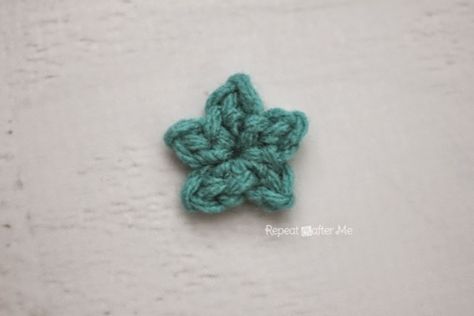 Teeny Tiny Crochet Stars - Repeat Crafter Me Crochet Flowers Tutorial, Crochet Baby Blanket Tutorial, Crocheted Accessories, Crochet Star Patterns, Crochet Letters, Christmas Decs, Tiny Crochet, Repeat Crafter Me, Crochet Jewellery