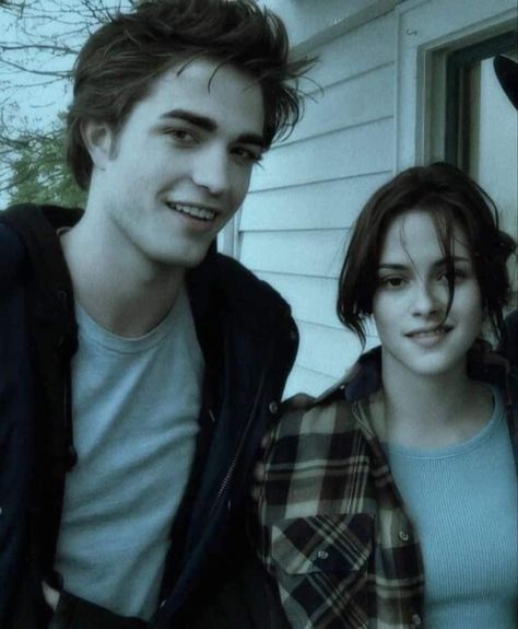 Twilight Pfp, Edward Twilight, Edward Cullen Robert Pattinson, Kristen Stewart Twilight, Green Filter, Twilight Core, Twilight Scenes, Kristen And Robert, Robert Pattinson Twilight