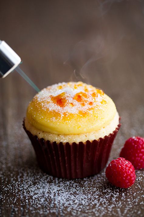 Creme Brûlée Cupcakes by @Jaclyn {Cooking Classy} Creme Brulee Cupcakes, Delicious Cupcakes, Cake Mini, Cooking Guide, Think Food, Köstliche Desserts, Dessert Cupcakes, Yummy Cupcakes, Yummy Sweets